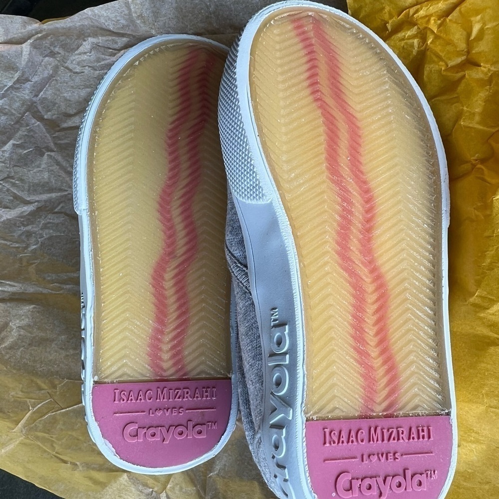 🆕 Isaac Mizrahi Loves Crayon Slip On Sneakers NWT Grey Pink SZ 6 - Picture 4 of 8